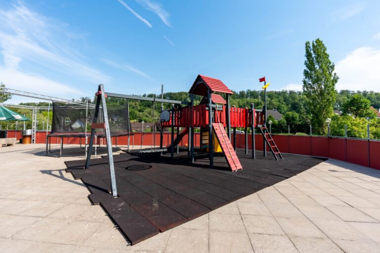Spielplatz_mit_Trampolin